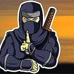Un ninja desenat ținând un deget la buze într-un gest de liniște, pe un fundal de apus