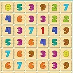 Numeros colorate aranjate în grilă pe un fundal maro deschis