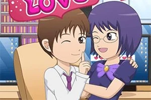 Două personaje în stil anime, un băiat și o fată, sunt surprinse într-o îmbrățișare afectuoasă în fața unor computere, iar fata poartă ochelari și o rochie mov