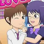 Două personaje în stil anime, un băiat și o fată, sunt surprinse într-o îmbrățișare afectuoasă în fața unor computere, iar fata poartă ochelari și o rochie mov