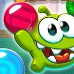 Personaj verde cu ochi mari, zâmbitor, ținând bile colorate într-un decor vesel