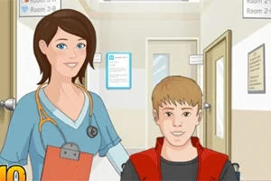 Asistentă medicală în uniformă albastră, cu stetoscop la gât, alături de un pacient tânăr într-un cărucior pe un coridor de spital