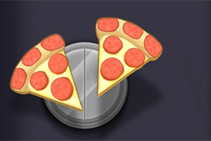 Două felii de pizza cu pepperoni așezate pe o farfurie rotundă, pe un fundal închis