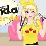 Fată blondă, îmbrăcată în galben cu un tricou având căpșune desenate, ține o foarfecă și un ondulator în fața unei canapele roz, alături de un logo cu panda și foarfecă