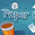 Textul „Paper Flick” pe un fundal albastru, cu o bilă de hârtie mototolită, foaie de hârtie, ventilator și un pahar