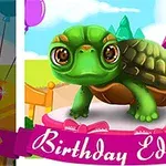 Broască țestoasă verde cu ochi mari pe o platformă decorativă într-un peisaj colorat cu un castel în fundal și textul Birthday Edition