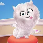 Un cățel animat pufos alb, cu ochi mari și limba scoasă, stând pe un scaun rotund într-o cameră luminoasă cu ferestre mari și jucării pe jos