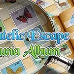 Un album cu timbre cu imagini de fluturi și lupă deasupra