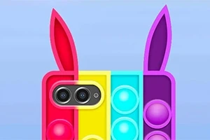 Un telefon cu husa în formă de pop-it multicolor, având urechi de iepure și două camere pe un fundal albastru deschis