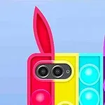 Un telefon cu husa în formă de pop-it multicolor, având urechi de iepure și două camere pe un fundal albastru deschis