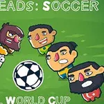 Cinci personaje animate cu capete mari și expresii diverse sunt aşezate în cerc în jurul unei mingi de fotbal pe un teren verde