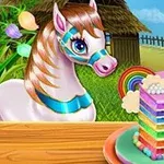 Un unicorn colorat lângă un tort cu straturi curcubeu pe o masă de lemn, cu fundal de iarbă și un gard