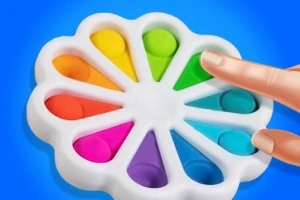 Jucărie pop it în formă de floare cu bule colorate, atinsă de un deget pe un fundal albastru