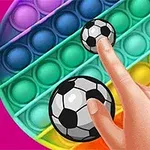 O mână atinge o jucărie pop-it rotundă, colorată în curcubeu, cu mingi de fotbal suprapuse