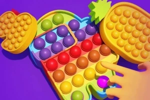 Jucărie pop-it colorată în formă de personaj, cu cercuri de diferite culori și forme de fructe pe un fundal violet