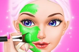 O tânără cu ochi albaștri și prosop pe cap primește un tratament facial, în timp ce o pensulă aplică o mască verde pe față, pe un fundal roz
