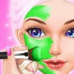 O tânără cu ochi albaștri și prosop pe cap primește un tratament facial, în timp ce o pensulă aplică o mască verde pe față, pe un fundal roz