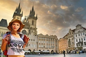 O femeie tânără poartă o pălărie și un tricou alb, stând în fața unei piețe istorice cu clădiri și o biserică impunătoare în fundal