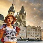 O femeie tânără poartă o pălărie și un tricou alb, stând în fața unei piețe istorice cu clădiri și o biserică impunătoare în fundal