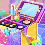 Cutie de machiaj colorată cu oglindă, rujuri, farduri și accesorii, așezată pe o masă într-o cameră decorată elegant