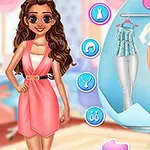 Fată zâmbitoare într-o rochie roz, alături de o selecție de ținute pe un ecran virtual