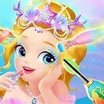 Fată cu păr blond decorat cu accesorii marine și un crab care ține o pensulă de machiaj pe fundal albastru deschis