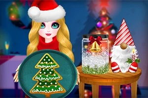 Fată cu păr blond și căciulă de Moș Crăciun ținând o farfurie cu un biscuit în forma bradului de Crăciun lângă o masă cu un borcan decorativ și un gnom festiv