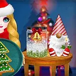 Fată cu păr blond și căciulă de Moș Crăciun ținând o farfurie cu un biscuit în forma bradului de Crăciun lângă o masă cu un borcan decorativ și un gnom festiv