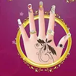 Mână decorată cu un tatuaj floral și inele, având unghii cu diverse modele pe un fundal mov