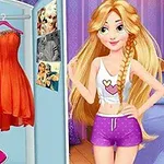 Două rochii pe umerașe lângă o tânără cu păr lung și blond, îmbrăcată în pantaloni scurți mov și tricou alb
