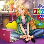 Prințesă blondă stă pe podea într-o cameră colorată, folosind un laptop roz pentru a face cumpărături online, înconjurată de perne și un cupon cu reduceri afișat