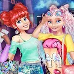 Trei tinere cu păr colorat vibrant, îmbrăcate în ținute moderne și accesorii elegante, zâmbind într-un cadru nocturn urban