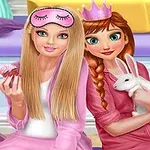 Două fete îmbrăcate în pijamale roz, stând pe o canapea; una poartă o mască de dormit și ține o brioșă, iar cealaltă poartă o coroană și ține un iepuraș alb