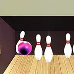 O bilă de bowling mov lovește popicele pe o pistă de lemn