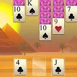 Cărți de joc așezate pe un fundal cu piramide în deșert la apus