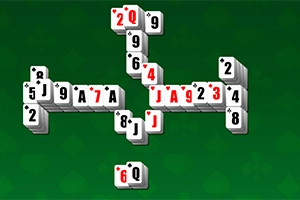 Cărți de joc aranjate sub formă de domino pe un fundal verde