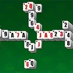 Cărți de joc aranjate sub formă de domino pe un fundal verde