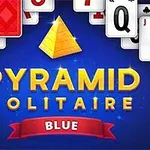 Cărți de joc suspendate pe un fundal albastru cu un simbol piramidal și textul „PYRAMID SOLITAIRE BLUE”