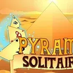 Piramidă în deșert cu cărți de joc în jur și titlul „Pyramid Solitaire” în prim-plan