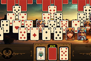 Joc de cărți solitaire cu layout de cărți cu diverse simboluri și design tematic, fundal de apus