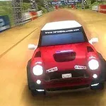 Rally Point 2 Mașină roșie în mișcare pe o pistă de curse, într-un peisaj de teren nisipos, cu bannere publicitare pe margini