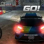 Rally Point Mașină de curse albastră, văzută din spate, cu faruri roșii aprinse, pe o pistă de start, cu textul GO!