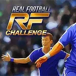 Doi jucători de fotbal în echipament albastru pe un teren, cu unul dintre ei alergând și zâmbind, iar textul Real Football RF Challenge în stânga