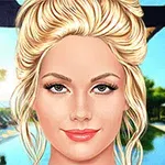O femeie cu păr blond și coafură elegantă, zâmbește în fața unui fundal cu piscină și șezlonguri