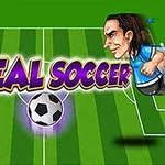 Două personaje stilizate îmbrăcate în roșu și albastru sunt plasate pe un teren de fotbal, cu o minge și text colorat între ele