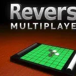 Titlul Reversi Multiplayer deasupra unei table de joc verde cu piese alb-negru pe o suprafață maronie