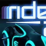 Text albastru neon „rider 2” deasupra a două motociclete futuriste cu lumini albastre și portocalii