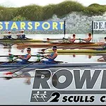 Bărci cu rame pe apă, cu sportivi în competiție și bannere publicitare pe fundal