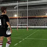 Un jucător de rugby ține mingea și se uită spre un teren cu porți și tribune pline de spectatori