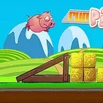 Un porc roz zboară deasupra unui peisaj animat cu munți în fundal și o structură din baloți de paie și o rampă de lemn în prim-plan